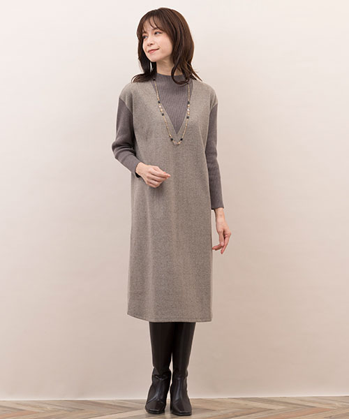 一枚でスタイルが完成するワンピースは忙しい朝の強い味方。胸元には煌めき感のあるネックレスを添えました。