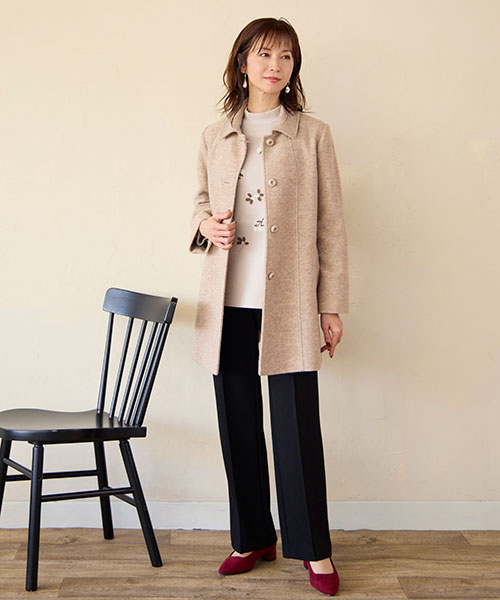 上質感漂うコートに刺繍が効いた暖かトップスを合わせたエレガンススタイル