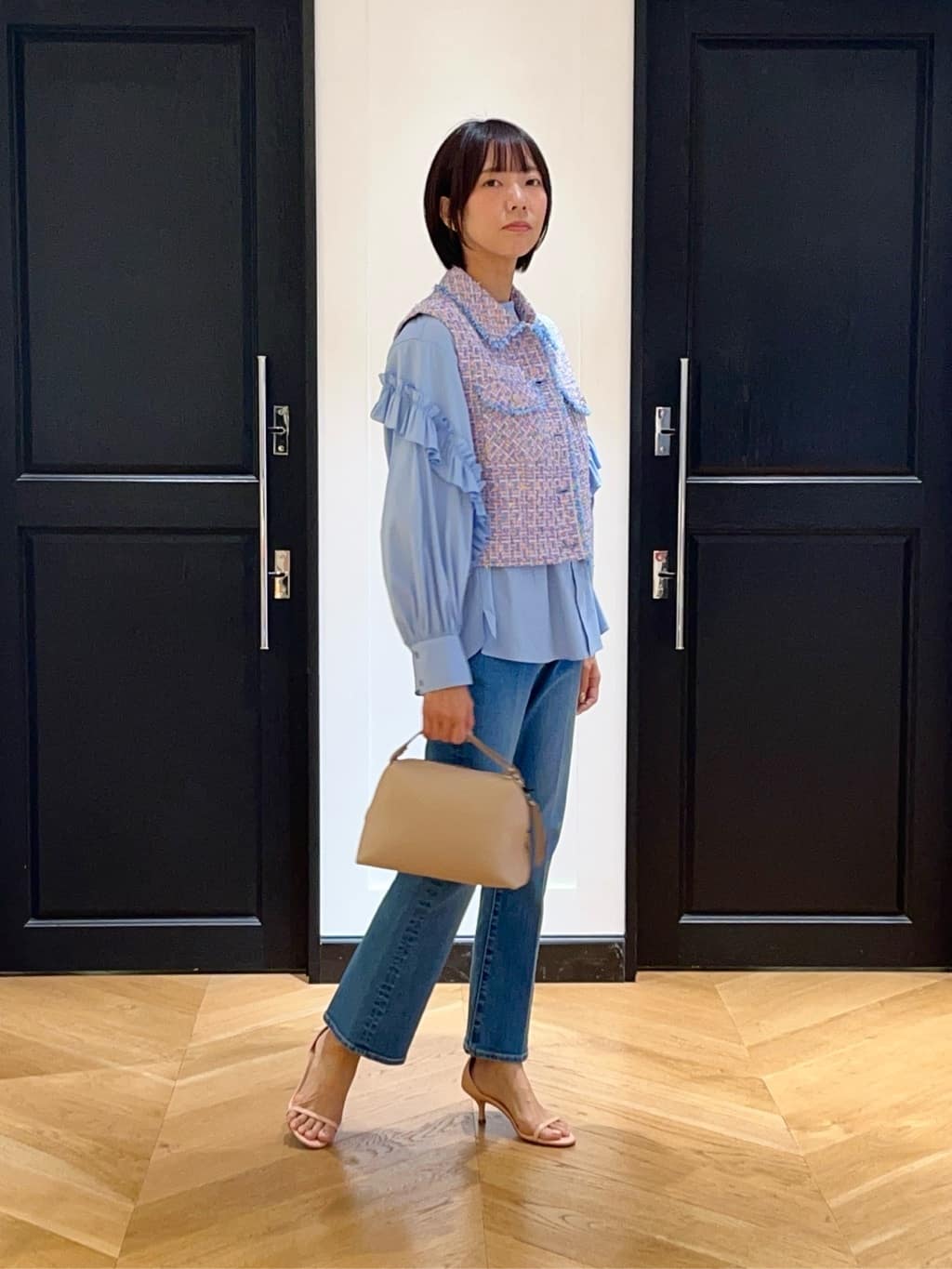 フランス トゥルニエ社のツイードを使用したデニムスタイルのご紹介です。

ショート丈のツイードジレときれい色ブラウスの組み合わせは こなれ感が演出でき、これからのお出かけにおすすめです。

ブラウスはシワが入りにくく、ボトムにインしてもひびきにくいと感じました。

アナイのオリジナルデニムは柔らかい生地で動きやすいです。センタープレスが自然に入っているので、脚を真っ直ぐに見せてくれます。

163cm 着用サイズ:38