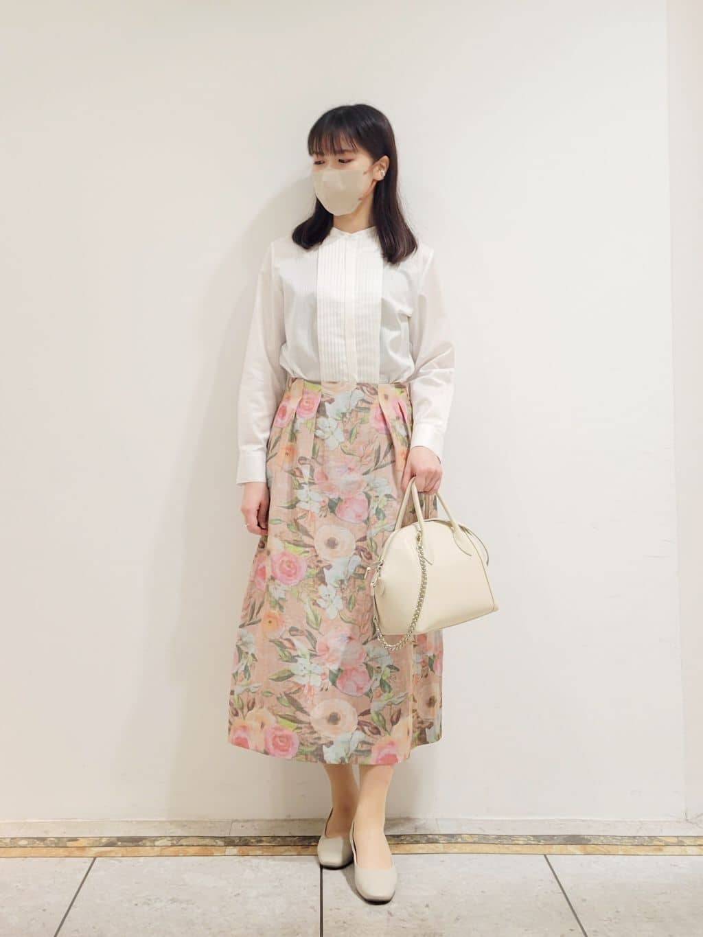 【骨格診断:ウェーブ】フロントの細かいタックディティールが上品なバンドカラーブラウス。ストライプドビー柄で、とても上質な仕上がりです〇細糸を使用しているのでシャリ感があります!
