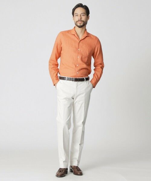 第一ボタンを省いた襟の開きと立体感が最大のポイント。襟先にかけて絶妙にシェイプの利いたラインが魅力の麻素材のシャツです。
