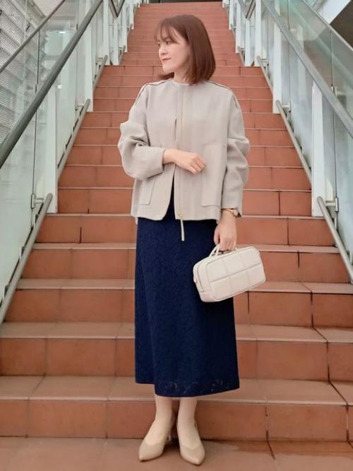 【着用サイズ】ブルゾン：7号　ブラウス：7号　スカート：7号 
【着用カラー】ブルゾン：ベージュ　ブラウス：グレー　スカート：ネイビー　　
春の通勤コーデ。三尋木奈保さんコラボのブルゾンは360°どこから見てもデザイン満載で、きれいめなスタイリングでもこなれ感をプラスしてくれます。もちろんカジュアルスタイリングにも相性◎。

玉川高島屋SC　MODEL:H157cm