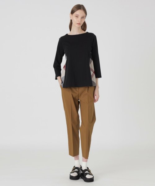 サイドにクレストブリッジチェック生地をあしらったAラインカットソーです。長めの着丈なので、気になるヒップ周りをさり気なくカバーします。コットンライクツイルパンツ（55R05333）とのコーディネートがおすすめです。
