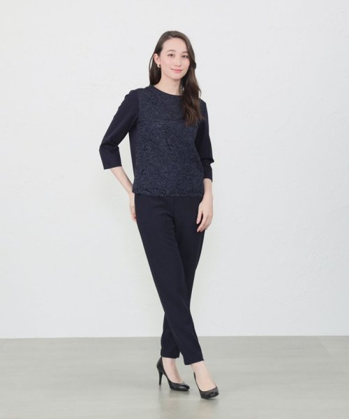 フロント部分にボタニカル柄のコード入りレースを重ねた上品なカットソーです。後ろの1粒パールボタンもポイントになっています。
