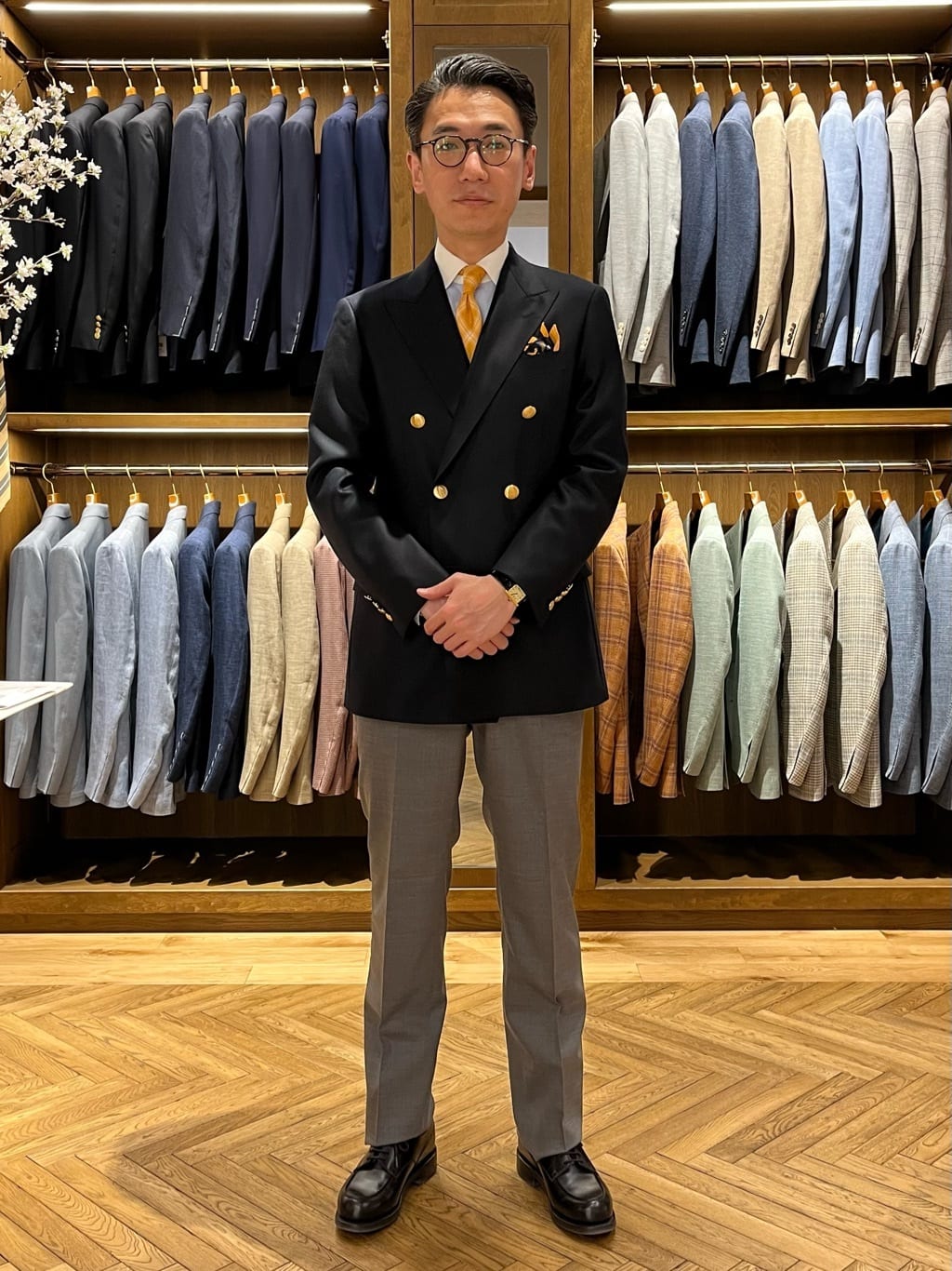 Paul Stuartより定番のダブル6Bブレザーのご紹介です。 ビジネスからカジュアルまで幅広い場面でご着用になれます。
