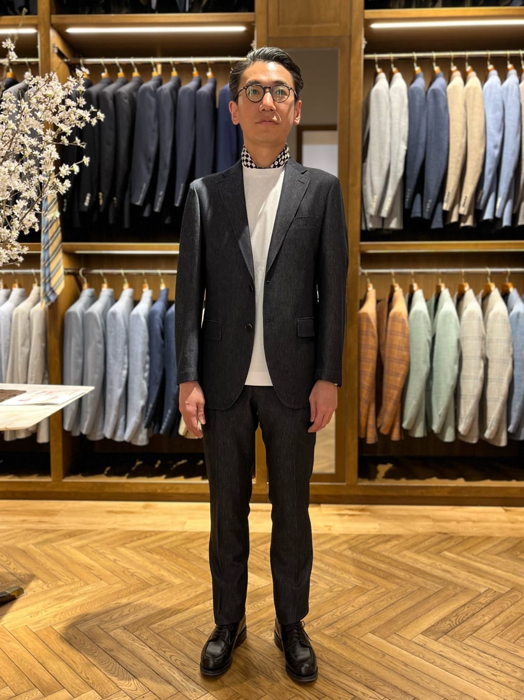 STUART'S TRAVELERよりセットアップのご紹介です。 程よい伸縮性と軽い着心地が特徴です。 ビジネスはもちろんプライベートにも、幅広い場面でご着用頂けます。
