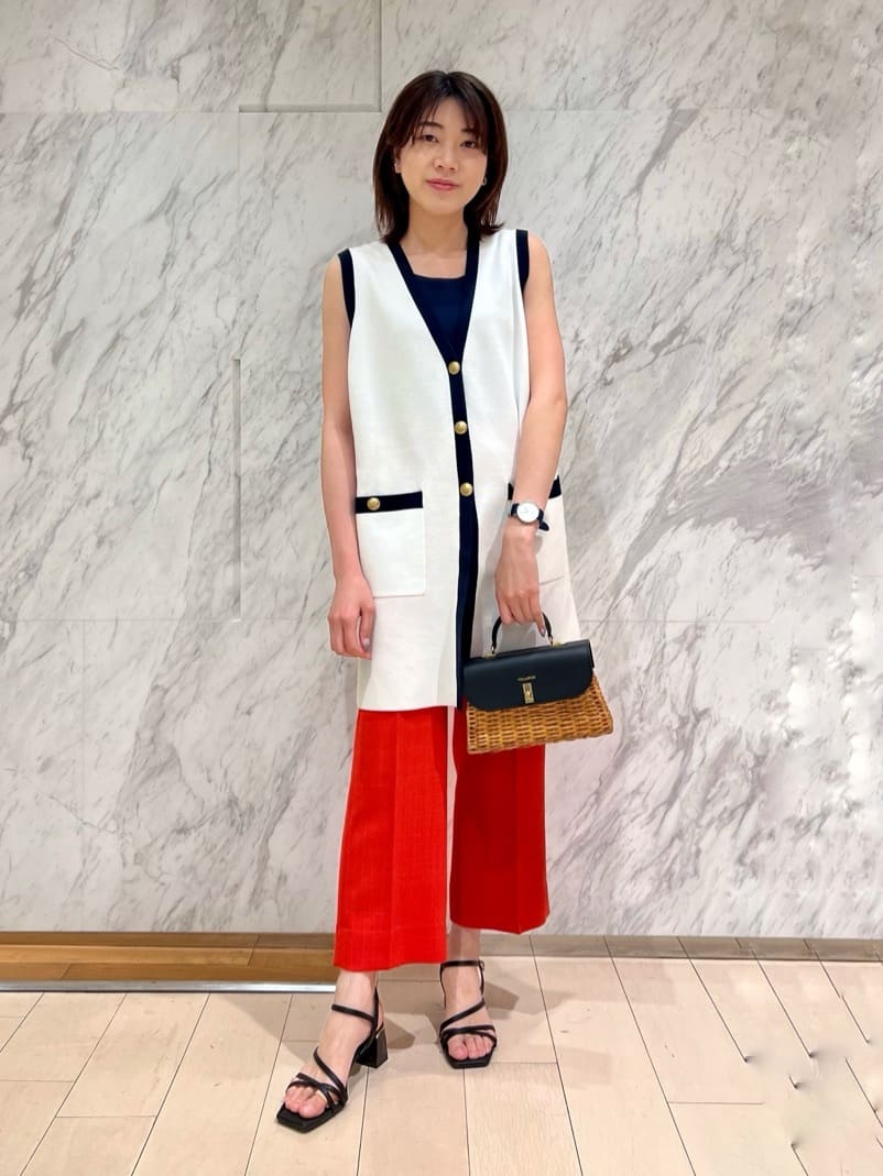 配色が効いたニットロングジレにポイントになる赤のカラーパンツを合わせたマリンテイストコーディネートにしました。

・ニット
コットンポリエステル素材のロングジレ。
ニットジレですが、生地がしっかりしているので伸びにくいです。
大きめのポケットもあるのでちょっとしたお出かけの羽織にも使えるアイテムです。
ご自宅で手洗い可能なのもこれからの季節嬉しいポイント。

・パンツ
ポリエステル混素材のクロップドパンツ。
膝から下がややフレアシルエットにして細く見えるようにしています。
後ろウエストがゴム仕様になっているのでとても履きやすいです。


スタッフ 160cm
ジレ着用 38
パンツ着用 36
