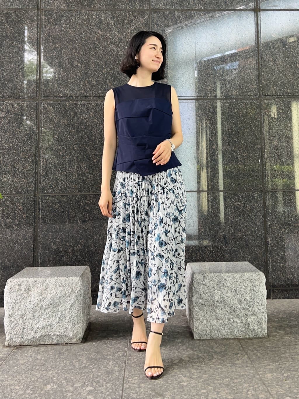 【STAFF'S　Recommendation】
STAFF'S SPEC 36～38 Size/着用サイズ：38


ビスチェ風のレイヤードブラウスはデコルテの透け感が上品なトップス。
前身頃のみタックを入れたように生地を重ね、裾はアシンメトリーなカットになっているので
ボトムにアウトで着ていただくのがお勧めです。
デザイントップながら、ご自宅で洗えるのも嬉しいポイント。


夏らしく、今回は揺れ感の綺麗なプリーツスカートと合わせて涼し気なスタイリングにしてみました。


スタッフ 165cm
ブラウス着用 38
スカート着用 38