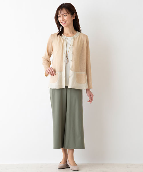 ナチュラルな色使いが上品なサマーニットの着こなし。
