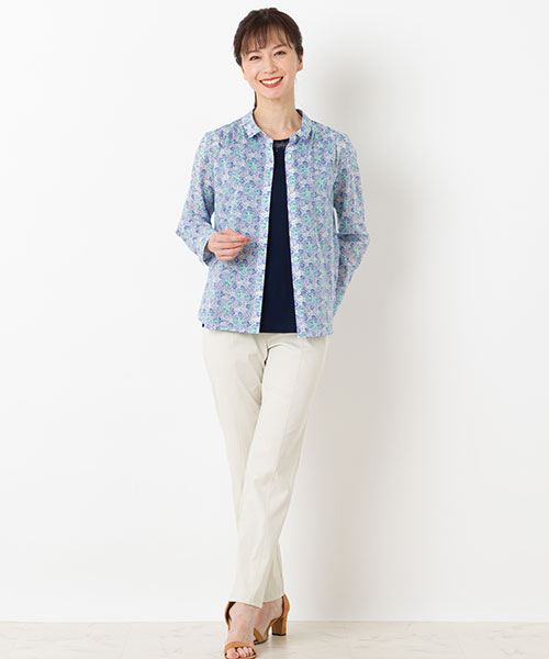 美しいカバリエレ・アズーロの柄シャツでパンツスタイルを華やかに演出。