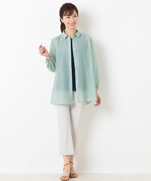 透け過ぎず品良く楽しめるシアーシャツはグリーン色が新鮮。日除けや冷房対策にも活躍します。