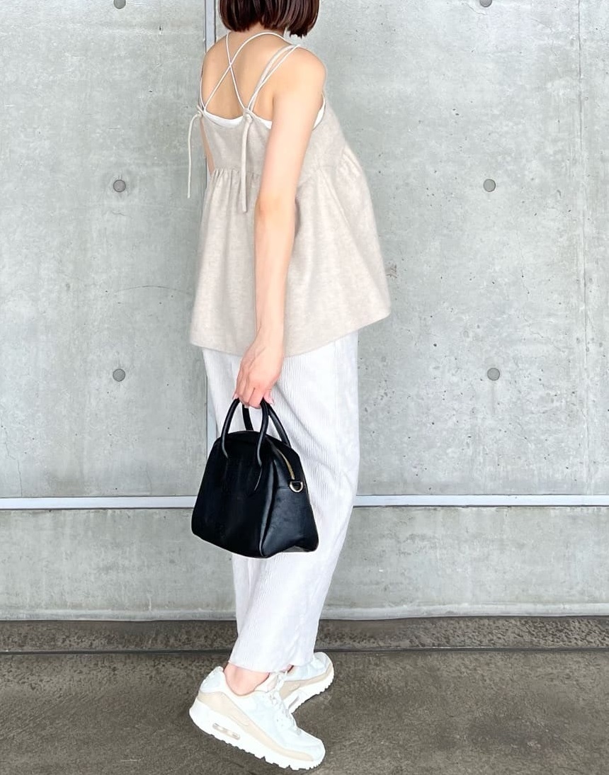 身長：162cm

着用カラー▷ブラック
・
WEB限定のレザーバッグは軽量でペットボトルも入るサイズです！
・
バッグの正面にモノグラムが型押しされているところも可愛いポイントです♩
・
ショルダーベルトも付いてくるので2wayで使えます！
・
オケージョンなどにも使っていただけるのでシーンを問わずに使えますよ◎