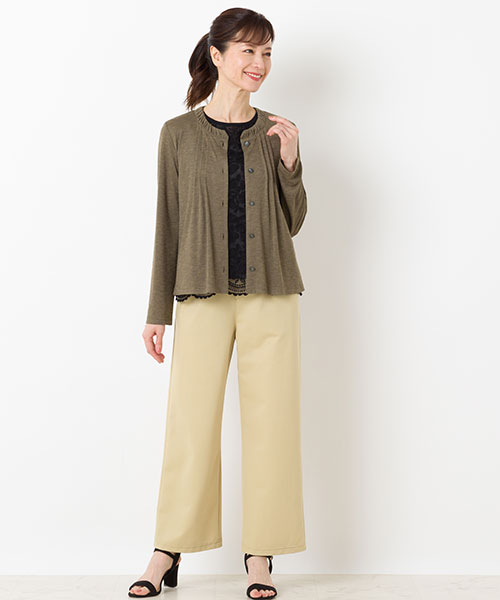 ナチュラルカラーでまとめた初秋のパンツスタイル。レースインナーを合わせて女性らしさを忘れずに。