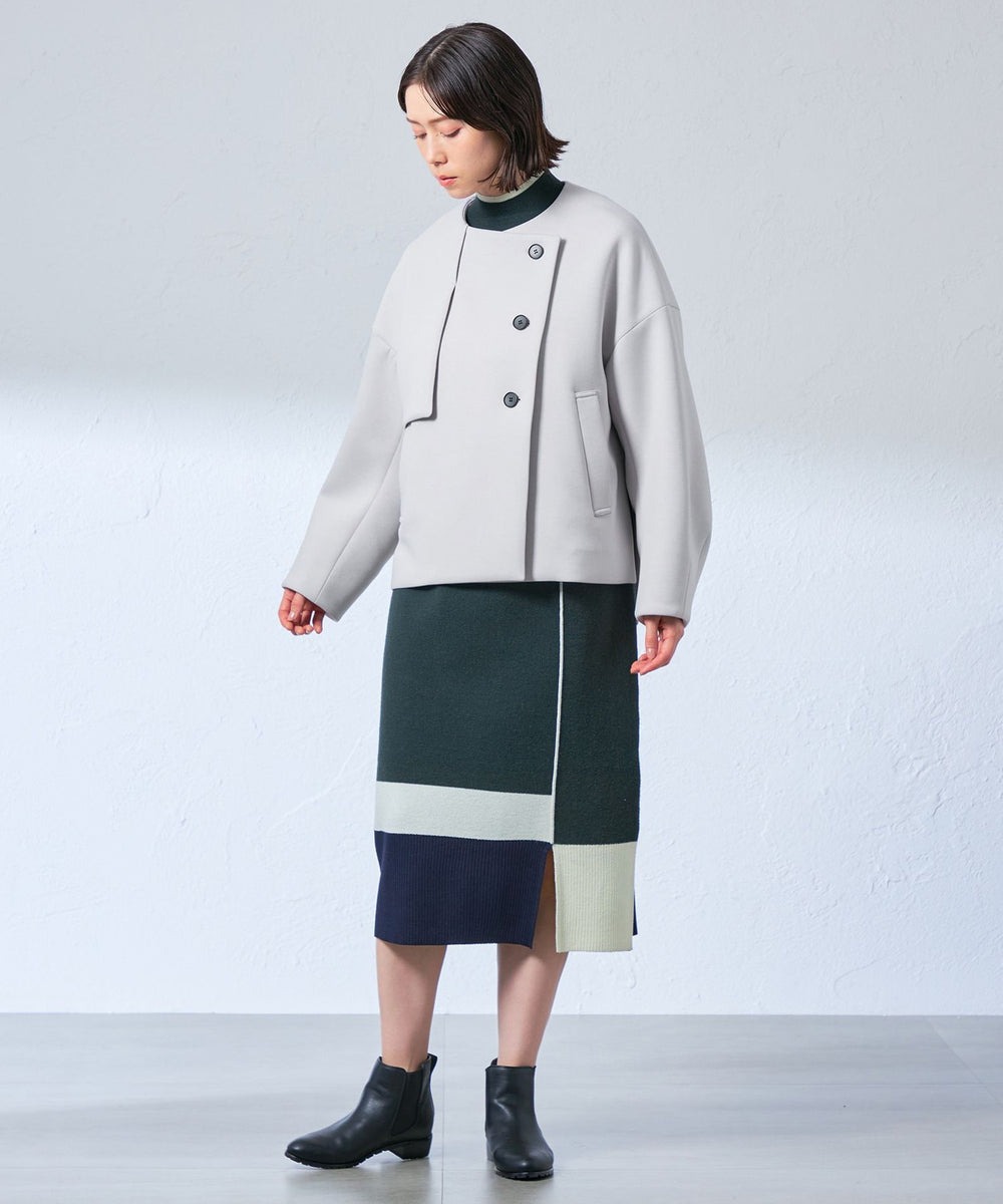 ふくらみ感とハリが両立したポンチ素材を使用したショートコート。軽さがありながらも、しっかりした素材なので暖かさと着心地の良さが特徴です。丸みのあるシルエットと主張しすぎないデザインで、さっと羽織りやすいアウターです。