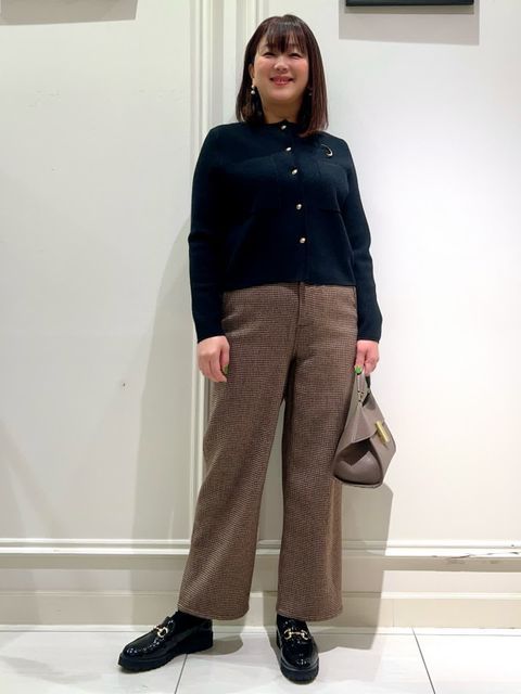 【着用サイズ】全てのアイテム：9号
【着用カラー】ニット：ブラック　ニット：アイボリー パンツ：ベージュ　
冬の通勤スタイリング。季節感のある素材を組み合わ、温かみのあるコーディネートに。1枚着にも羽織にも使えるクルーネックのカーディガンはややゆとりのあるサイズ感です。

玉川高島屋SC　MODEL:H164cm