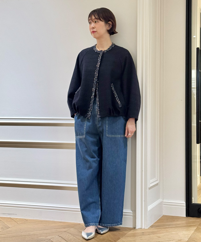 丸みのあるフォルムと柔らかな質感でカーディガン感覚で羽織れるノーカラージャケット。真面目になりすぎない表情で肩の力が抜けた着こなしが叶います。この春はワイドデニムパンツでカジュアルダウンさせたスタイルに注目。

ジャケット：着用サイズ/2(M)
カットソー：着用サイズ/2(M)
パンツ：着用サイズ/2(M)
身長:164cm