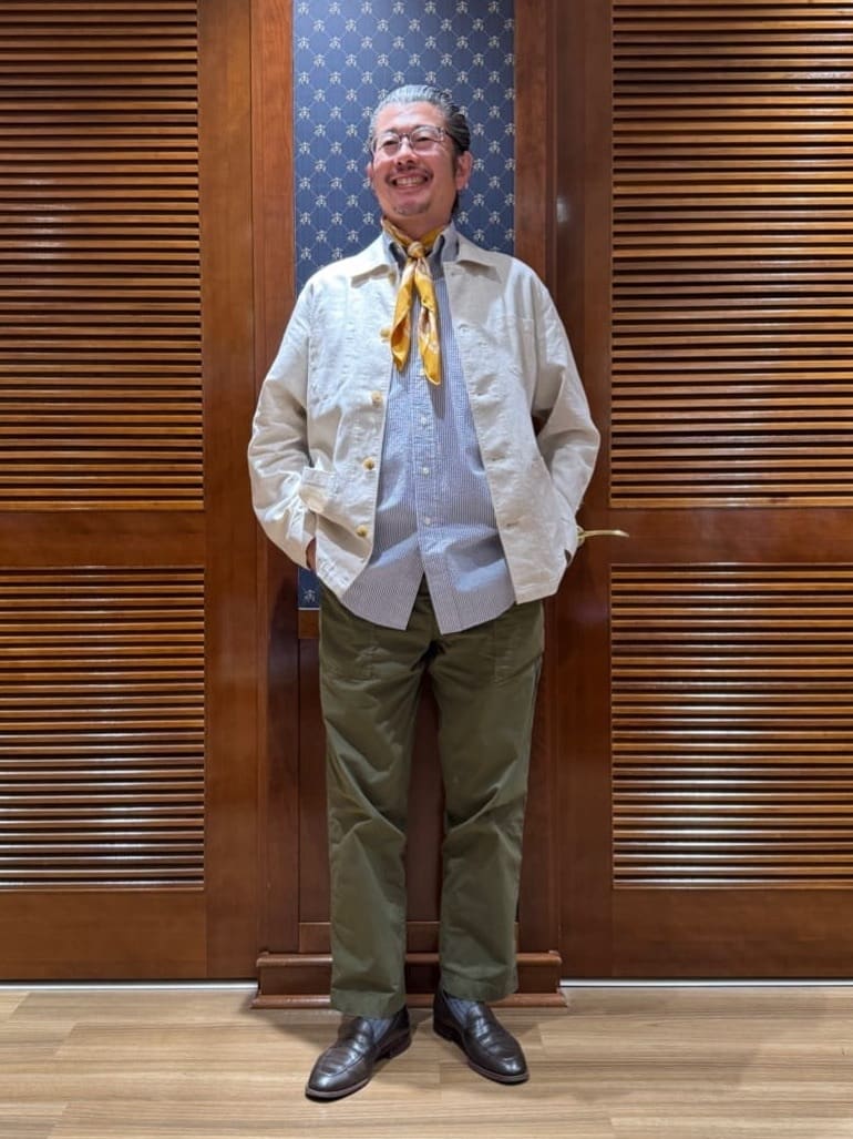 リネン/コットンのワークジャケットをコーディネートしました。
「オンライン限定」ビックGFロゴのシアサッカーショートスリーブとアクセントにイエローのバンダナを合わせて、フレンチカジュアルに。
ジャケットは薄い生地なので、シャツ感覚で長くお召しいただけます。
リネンやデニムパンツとのコーディネートもお勧めです。
色違いの「ブルー」も着用しているのでコーディネート写真をご覧ください。
掲載商品以外は私物です。