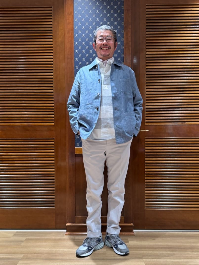 リネン/コットンのワークジャケットをコーディネートしました。
インナーにストライプ柄のシャツとボーダー柄のラガーシャツをレイヤード、ボトムスはライトグレーのチノパンツで合わせた、爽やかなアメカジスタイルに。
ジャケットは薄い生地なので、シャツ感覚で長い期間お召しいただけます。
色違いの「クリーム」も着用しています。
コーディネート写真をご覧ください。
掲載商品以外は私物です。