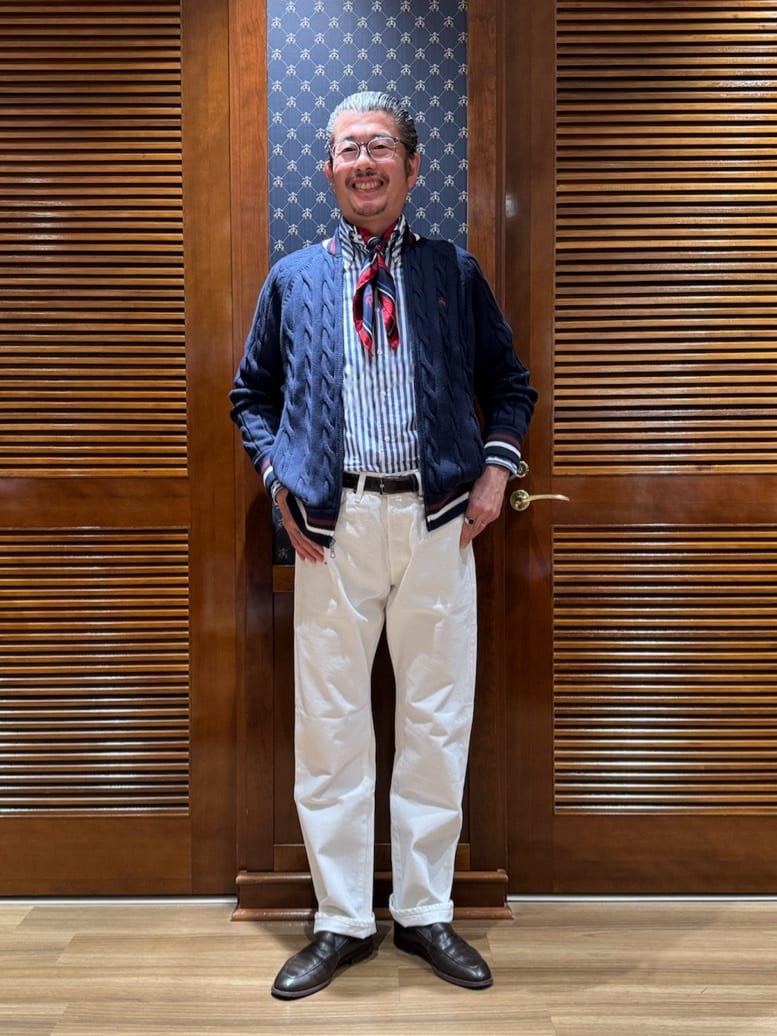 フルジップセーターをコーディネートしました。

ブルー/ホワイトのストライプフライデーシャツと首元にネイビーのストールをアクセント、ホワイトデニムと合わせて、トリコロールカラーで統一したスタイルに。

セーターは上質なスーピマコットンを使用、ケーブル編みがよりクラシカルなイメージに。
胸元のゴールデン フリースの刺繍と襟元、袖口、裾口のホワイト/レッドのストライプがポイントです。

掲載商品以外は私物です。