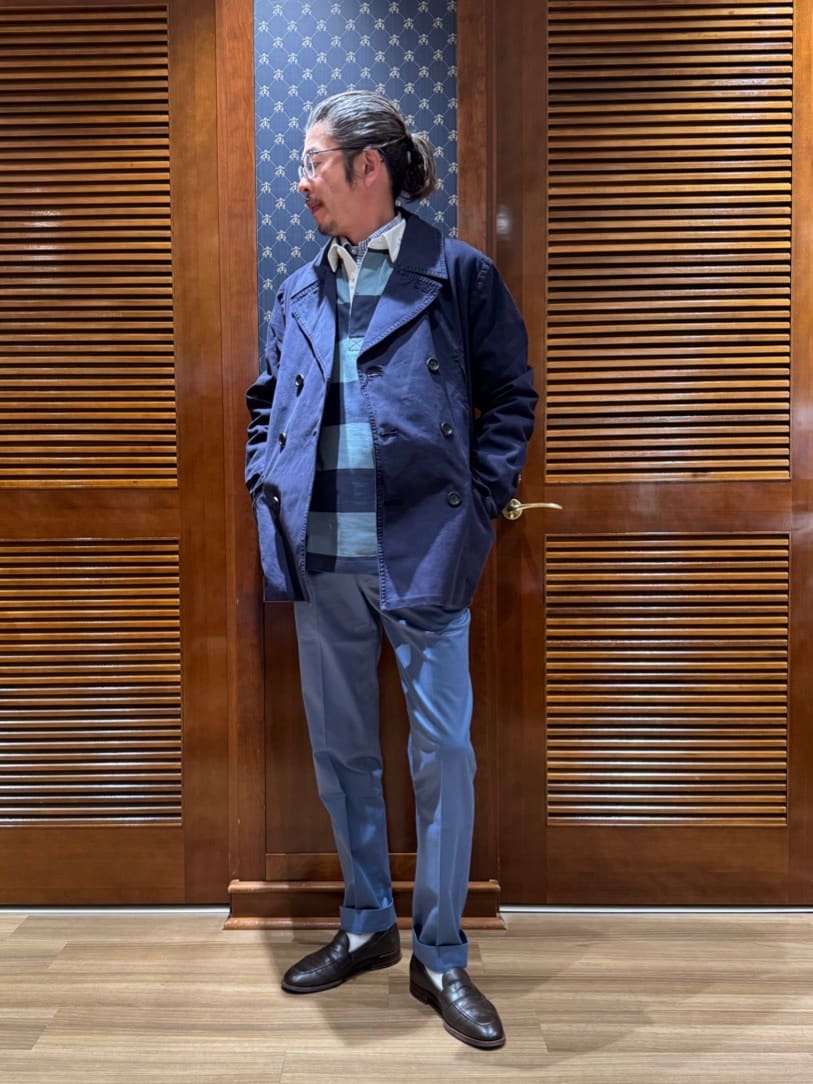 コットンキャンパス生地のピーコートをコーディネートしました。

インナーにスモールチェック柄シャツとボーダー柄のラガーシャツをレイヤード、ボトムスはブルーのチノパンツで合わせた、マリン風プレッピースタイルに。

ピーコートは非常に丈夫な生地でインディゴ染めがポイント。ビンテージ感が味わえます。
多少サイズが大きめですが、トレンドを取り入れてMサイズを着用しました。

Tシャツやフーディとのコーディネートもお勧めです。

掲載商品以外は私物です。