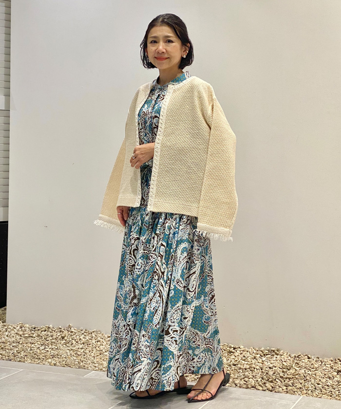 幾何柄にペイズリーをミックスしたオリジナルプリントのワンピース。マットな光沢のサテン素材が美しい発色を生み出します。裾はティアードシルエットで甘めな印象ですがすっきりとしたスタンドカラーで顔まわりの表情はシャープになり、甘辛のバランスがとれた一着。ニットジャケットを羽織るときちんと見えする着こなしに。

ワンピース：着用サイズ/2(M)
ジャケット：着用サイズ/2(M)
身長:149cm