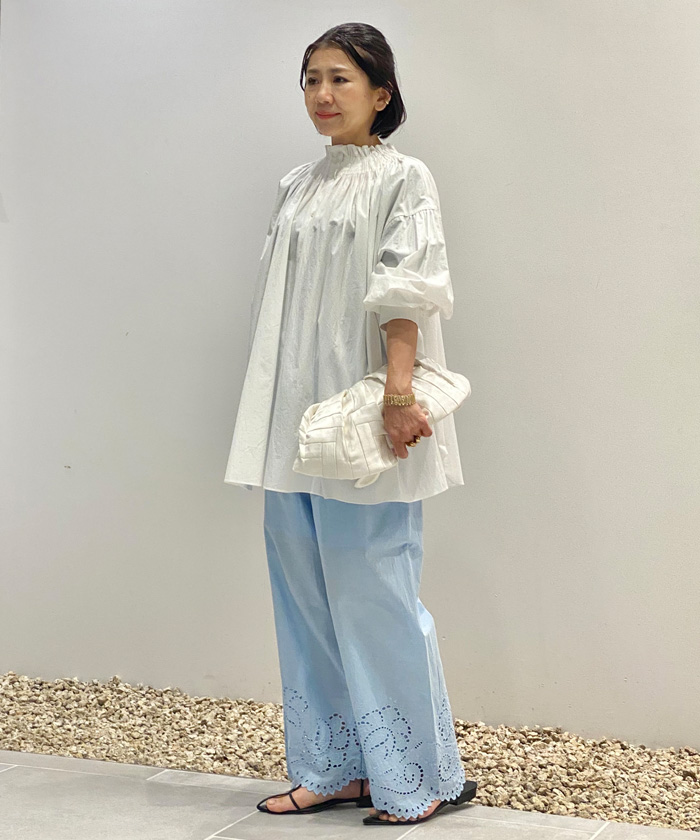 首元と袖に繊細なタックシャーリングを施したブラウス。程よくハリのある綿100％のブロード素材で柔らかな着心地。ハンドタックのテクニックをクリーンな印象のブラウスでモダンに昇華。ヒップが隠れる着丈なので小柄さんはチュニックとしても着ていただけます。

ブラウス：着用サイズ/2(M)
パンツ：着用サイズ/2(M)
身長:149cm
