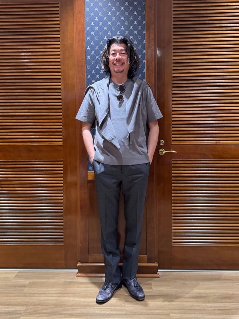 「オンライン限定」ギマコットンのカーディガンとショートスリーブニットのご紹介です。

ボトムスはウール素材のハウンドトゥース柄スラックスで合わせた、ワントーンコーディネート。

通気性に優れ、シャリ感のある風合いとバランスの取れた程よい着丈がポイントです。

アンサンブルで着用していますが、それぞれ単品やユニセックスでもお楽しみ頂けます。
これからのオフィスカジュアルやクールビズスタイルにいかがでしょうか。

スタッフ身長：175cm
カーディガン着用サイズ：M
セーター着用サイズ：M
パンツ着用サイズ：30インチ
※掲載商品以外は私物です