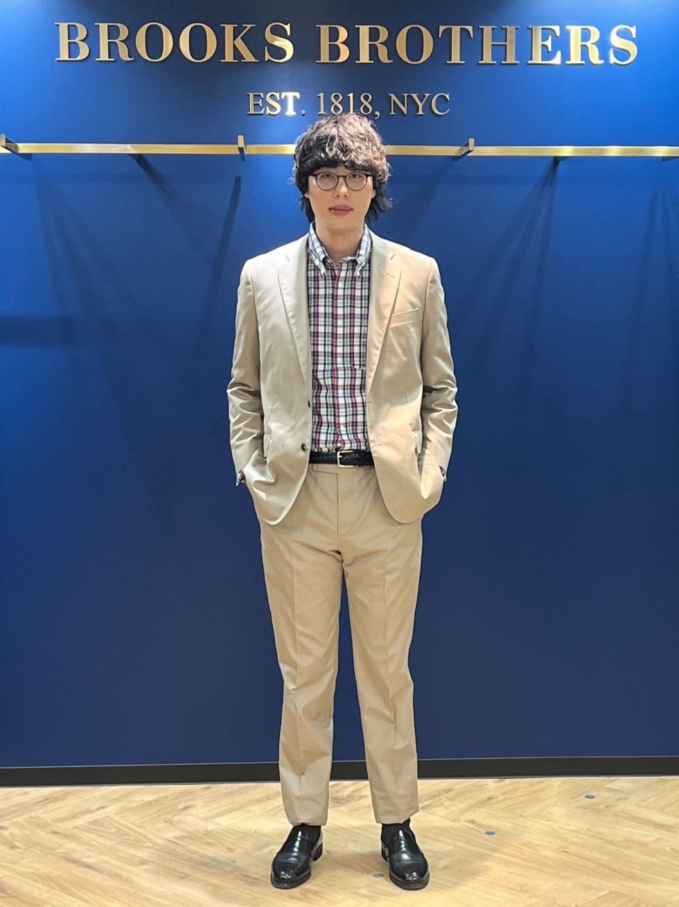 日本製のポプリン地のセットアップでコーディネートを組みました。

イージーケアーでシワになりにくく、なおかつ上品な印象を持ち合わせているアイテムです。

カジュアルにも、スーツスタイルにもコーディネートできる幅広いシーンで着用できるアイテムです。

今回はカジュアルな印象の強いフライデーシャツを合わせてみました。

スタッフ身長：185cm
ジャケット着用サイズ：42SHT
トラウザーズ着用サイズ：34インチ
シャツ着用サイズ：M
ベルト着用サイズ：L

※掲載アイテム以外私物です