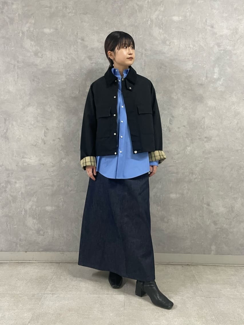 グレーラベルの定番ライトサマーフォードにショートモデルが登場しました！
とにかく軽くて着やすい一枚になっています。少し後ろが浮くデザインになっているのでシャツと合わせたり、ボトムスもワイドデザイン•タイトデザインどちらでも合わせやすいです◎
撥水が付いているので、天気の悪い日でも安心してきていただけます。【モデル身長：152cm】