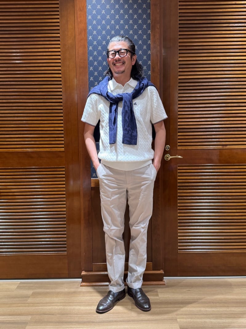 洗練されたスタイルを追求するあなたにぴったりのアイテム、コットンケーブルテニスポロセーター。
柔らかなコットン素材で肌触り抜群、デイリーユースに最適です。
ケーブル編みのデザインがさりげなく華やかさを加え、カジュアルながらもエレガントな印象を演出します。
テニスやアウトドアシーンでも活躍し、動きやすさも兼ね備えています。

コットンポプリンチノパンツは、スマートなシルエットでスタイリッシュな足元を演出。
心地よい着用感と合わせやすさから、カジュアルからフォーマルまで幅広く対応します。

スタッフ身長：175cm
ポロセーター着用サイズ：M
セーター着用サイズ：M
パンツ着用サイズ：31インチ
※掲載商品以外は私物です
