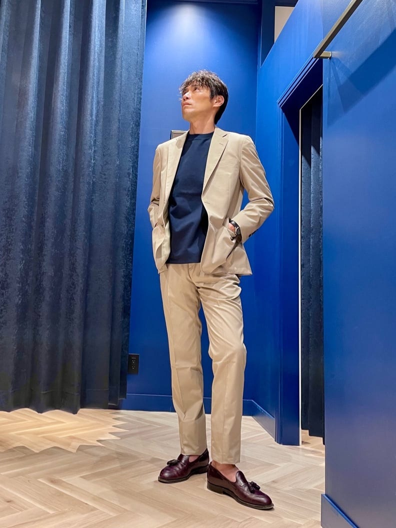 ベージュのポプリンセットアップに、インナーはヘビーウェイトの紺色ティーシャツを合わせてドレスダウンしています。
春らしく軽快な装いにピッタリです。

スタッフ身長：180cm
ジャケット着用サイズ：38SHT
トラウザーズ着用サイズ：31インチ
Tシャツ着用サイズ：M
※掲載商品以外は私物です