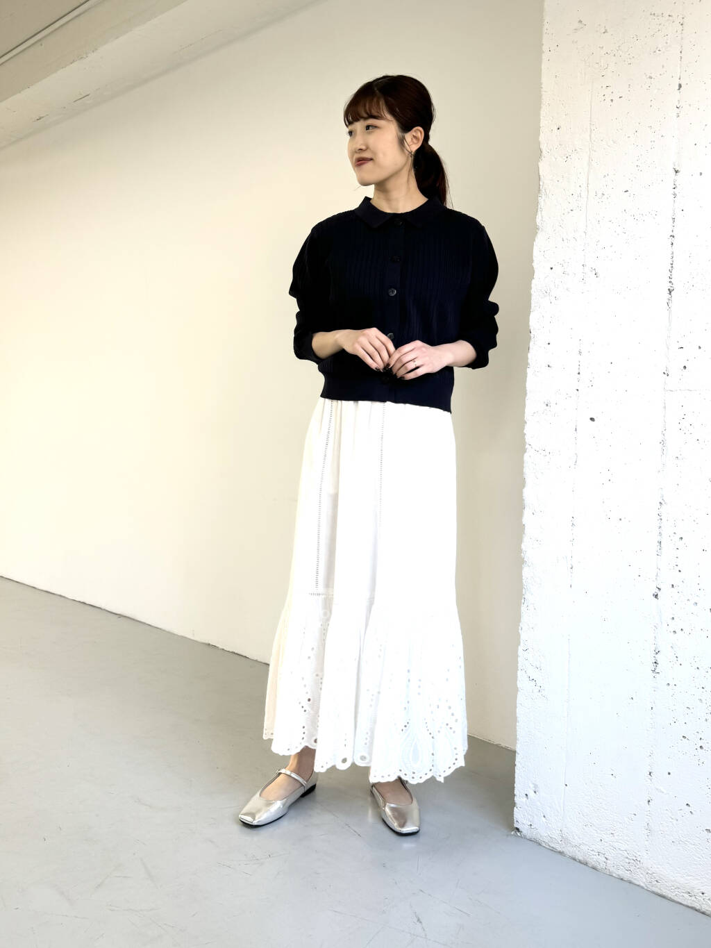 トレンドライクな、襟付きニットカーディガンを着用しました♪
少し短めの着丈で、フレアスカートやワイドパンツとも好相性です。
1枚はもちろん、前ボタンを開けてカットソーとのレイヤードも可能◎