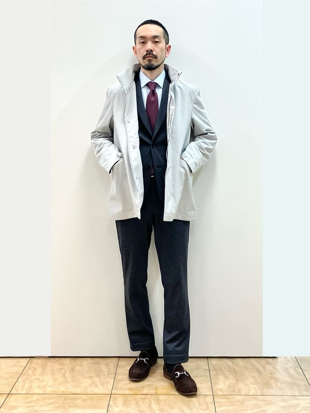 ベルファストの良さは3つあります。

①ジャケットがギリギリ隠れる着丈で軽い
②脱着可能なフードの有無でアイテムの印象が変わる
③印象が変わる故にオンとオフで着回しやすい

今回はビジネスをテーマに組みました。
アウターのライトグレー、セットアップもグレーの千鳥とグレー系がベース。【モデル身長：172cm】