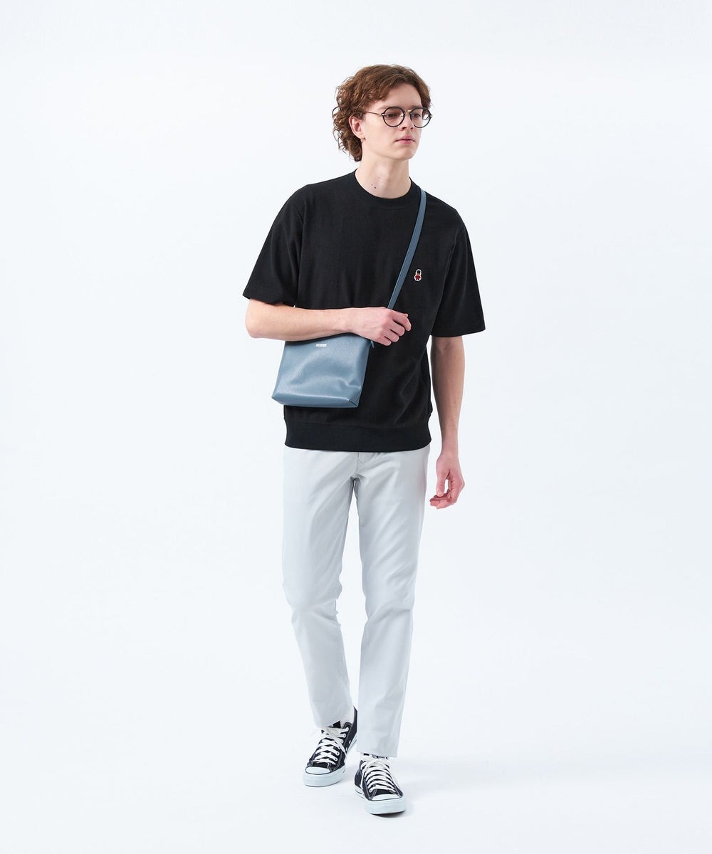 クルーネックのスウェットをモチーフにしたTシャツ。シンプルなTシャツながら、太めの裾リブや細腹の切り替えがスウェットシャツらしいデザインになっています。左胸のBEARワッペンがアクセントです。