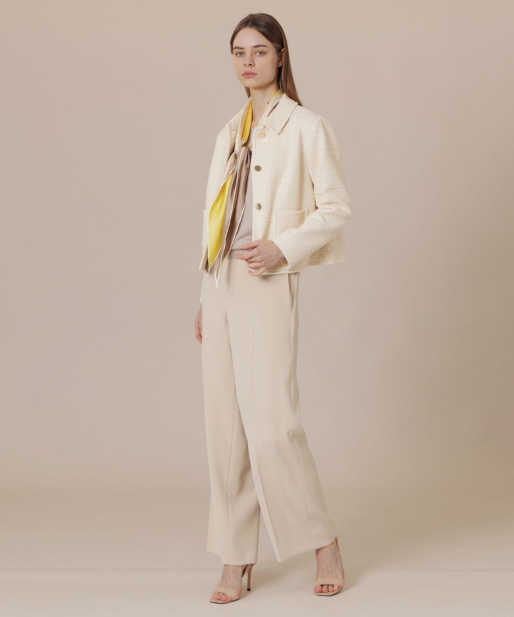 ステンカラーがポイントのジャケットです。ボクシーなシルエットでカジュアルに着ていただけるアイテムです。普段使いはもちろんオケージョンシーンにもお使いいただける仕上がりです。