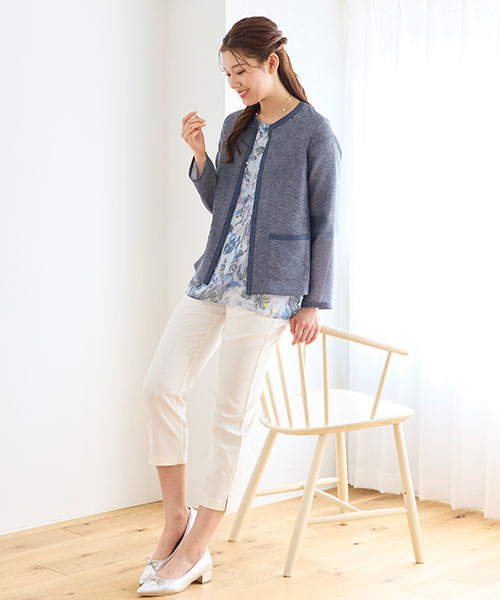 清涼感のあるカラミのジャケットにフェミニンなブラウスをコーディネート。上品な甘さが漂う春のお出かけスタイルです。