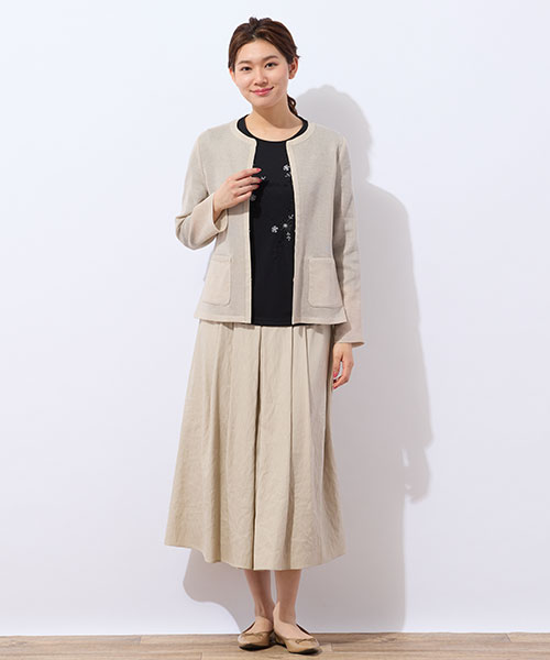 着こなし次第でデイリーからオケージョンまで活躍するジャケット＆スカート。上品なベージュで春のムードを楽しんで。