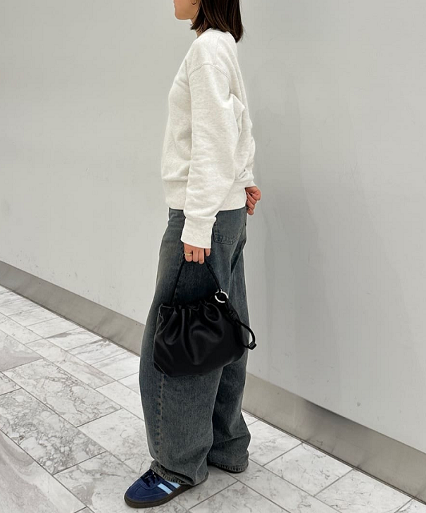 身長：160cm

【chi企画】4way巾着ショルダーバッグ
着用カラー:ブラック

私も実際リアルバイしているアイテム！
なにより、レザーなのに軽く、
コンパクトに見えながらも、500mlのペットボトルなども入れていただけるのでお出かけの際にも嬉しいですよね♪

ショルダーベルトも付いており、斜めがけと
しても着用可能です◎
4way仕様なのでさまざまな持ち方で楽しんでいただけます◎

◇レザーキーリング
カラー:ブラック

バッグと同色で統一感アップ。
アクセサリー感覚でつけられて、バッグや
パンツのベルトループにつけても可愛いです。