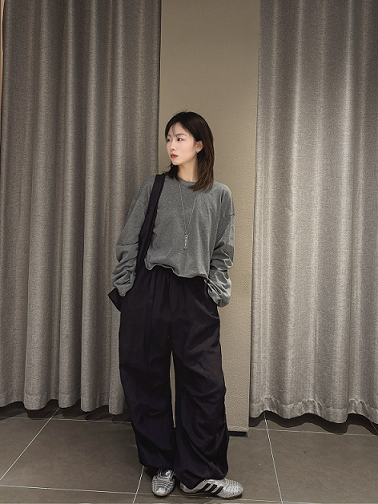 シルエットを自在にアレンジできるワイヤーデザインカットソー。袖や脇、裾にワイヤーを仕込み、動きのあるフォルムを演出。1枚で洗練されたスタイルが完成するデザイン性の高いアイテムです。薄手のコットン素材で、春先の軽やかな着こなしにぴったり。staff :163㎝ Tシャツ 15179044 36(Sサイズ) 