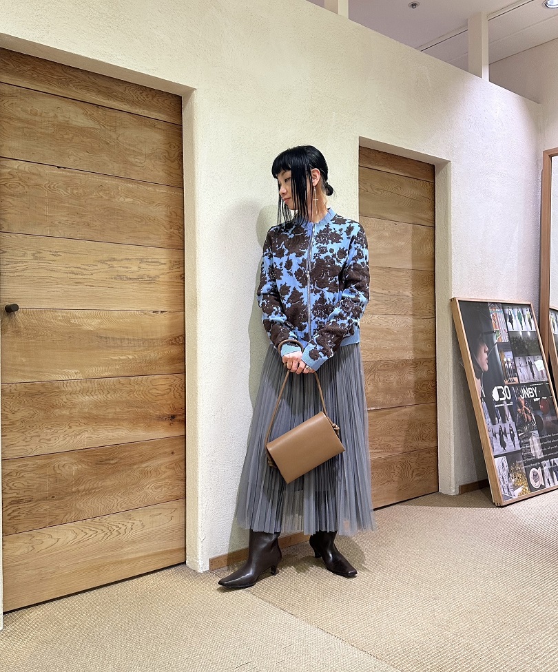 牡丹柄ジャカードが華やかなジップアップニットジャケット。ドライな質感で春のアウターにぴったりの一着です。目を引く配色と柄がコーディネートを彩り、デニムやシンプルなボトムとも相性が良いです。staff :158㎝ knit 15179005 36(Sサイズ) dress 15179003 36(Sサイズ）