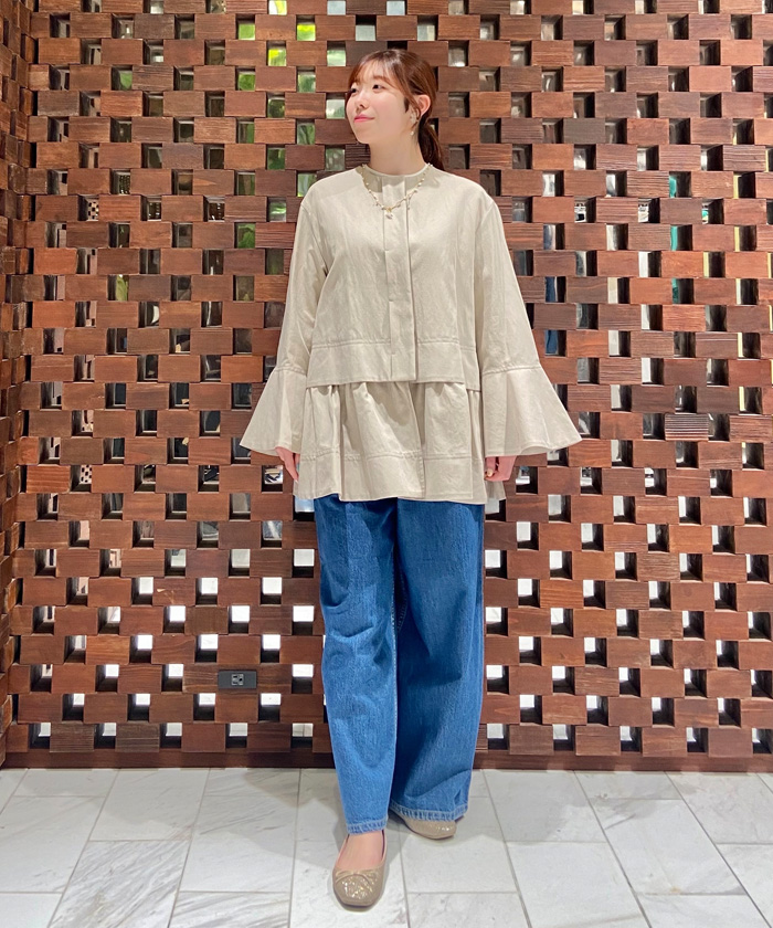 袖のフレアカフス＆ボディのティアードディテールがキャッチ―なジャケット。きちんと感がありながらも主役級の存在感で羽織りとしてはもちろんのこと、ボタンをすべて留めたスタイルもおすすめ。デニムに合わせるとデイリーにもなじんでくれます。

ジャケット：着用サイズ/2(M)
パンツ：着用サイズ/1(S)
身長:159cm