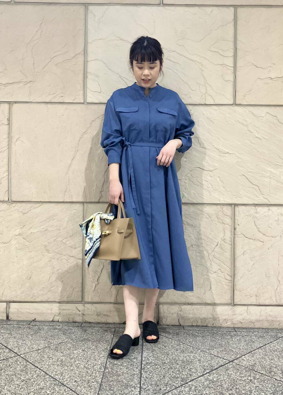 ワンピースはお洗濯可能で
リネンライクなので見た目も涼しく
袖をまくってボタンで留めると長い期間着用していただけます！