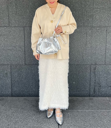 身長：157cm

◾️ 【名品】レザー4way巾着ショルダーバッグ
カラー‥シルバー

◾️ソフトレザーノットチャーム
カラー‥シルバー

レザーなのに310gとかなり軽量！！

シーンによって持ち方が変えられるのも嬉しいポイントです♩