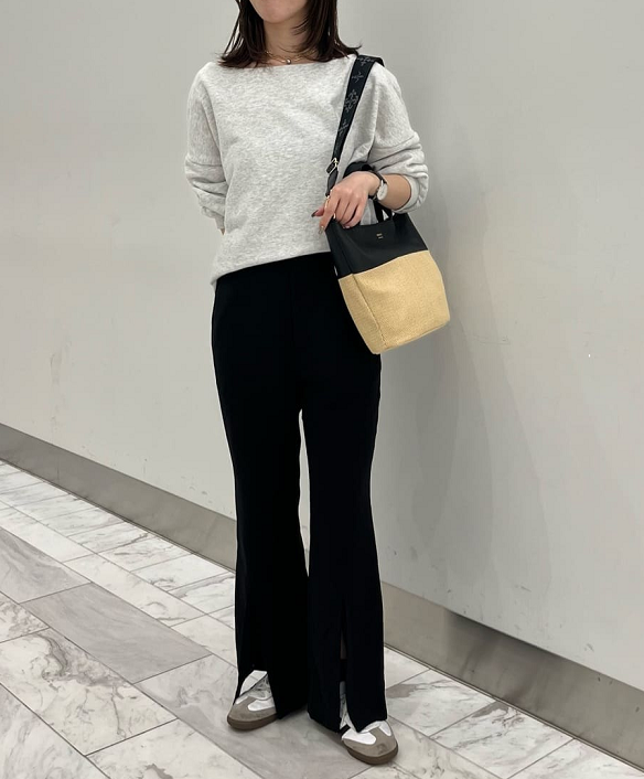 身長：160cm

デイリーに使いやすいカゴバッグ
レザーと組み合わせることで綺麗めとカジュアルのいいところ取りをしたデザイン＊

かごの部分はナイロン100%なので、手触りが柔らかく、軽量で扱いやすいお素材です。

また、水気にも比較的強いのでちょっとした雨ならサッと拭き取っていただければ大丈夫です◎

アクセントにモノグラムベルトを組み合わせるのも雰囲気が変えられておすすめです☻

着用カラー
バッグ:アイボリー(Ivory)
ベルト:ブラック(Black)※ゴールド金具