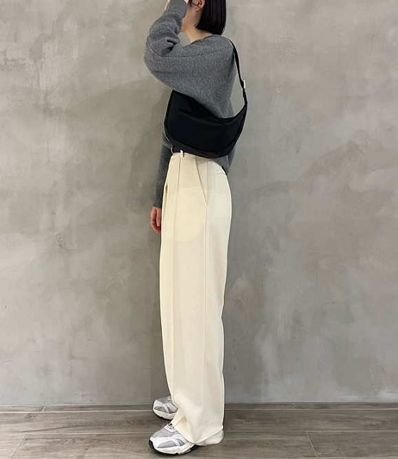 身長：165cm

着用:ブラックその他2

売り切れ続出のショルダーバッグ。
素材はナイロンタイプで、雨を気にせずお出かけやご旅行に使えます。

小さく見えて、ペットボトルも折り畳み傘も収納できる優秀バッグ。

ベルトを最大に伸ばしても写真の長さで、この長さがスタイルアップして見える持ち方としてイチオシです。

簡単に調整できるのもポイントです！