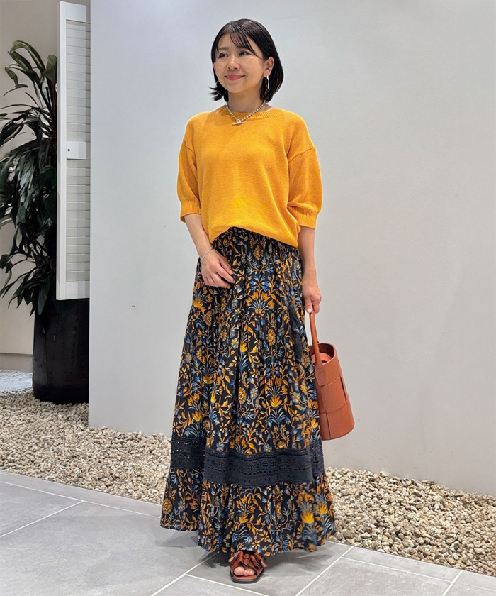 さらりとしたドライタッチで着心地のよい五分袖ニット。着丈に前後差があり、前だけタックインするとこなれ感のある印象に。Tシャツよりもきれいめに着られるのでジャケットのインナーにも◎マスタードイエローはオリエンタルな雰囲気のボタニカルプリントスカートとセットアップのように色合わせがマッチ。

ニット：着用サイズ/2(M)
スカート：着用サイズ/2(M)
身長:149cm