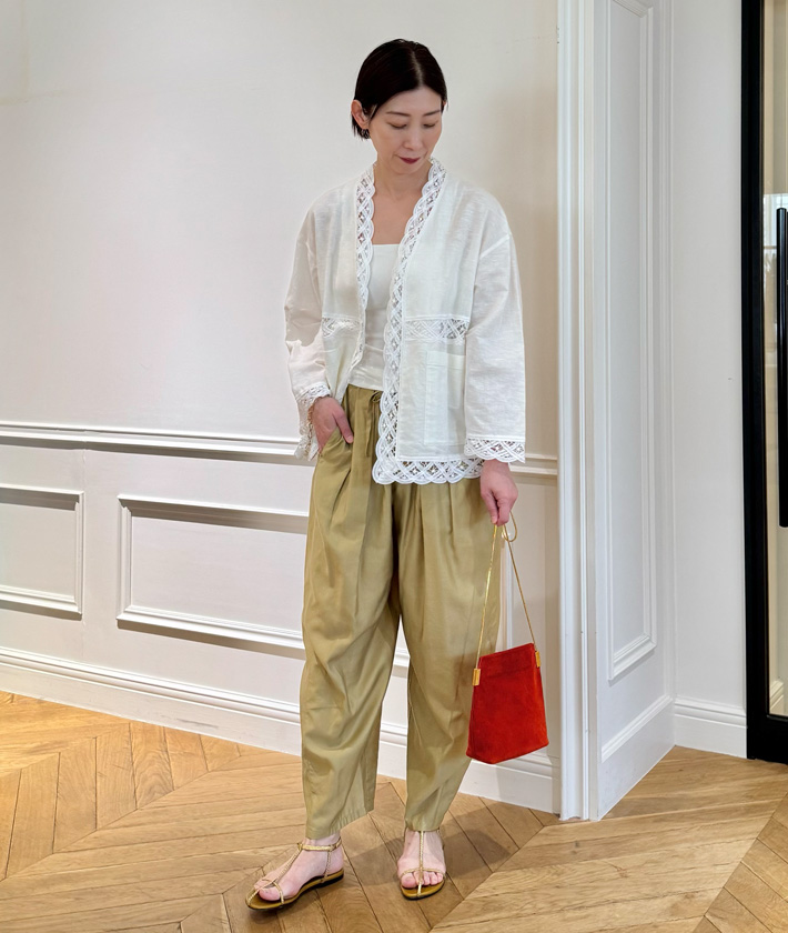 上質なリネンコットンにバテンレースを贅沢にあしらったシャツジャケット。カーディガン感覚で気軽に羽織れて、気になる二の腕をカバーできるのでノースリーブのトップスやワンピースのプラスワンとして活躍してくれます。光沢のあるライトモールスキンパンツと合わせて素材のコントラストを楽しんで。

ジャケット：着用サイズ/2(M)
パンツ：着用サイズ/2(M)
身長:171cm