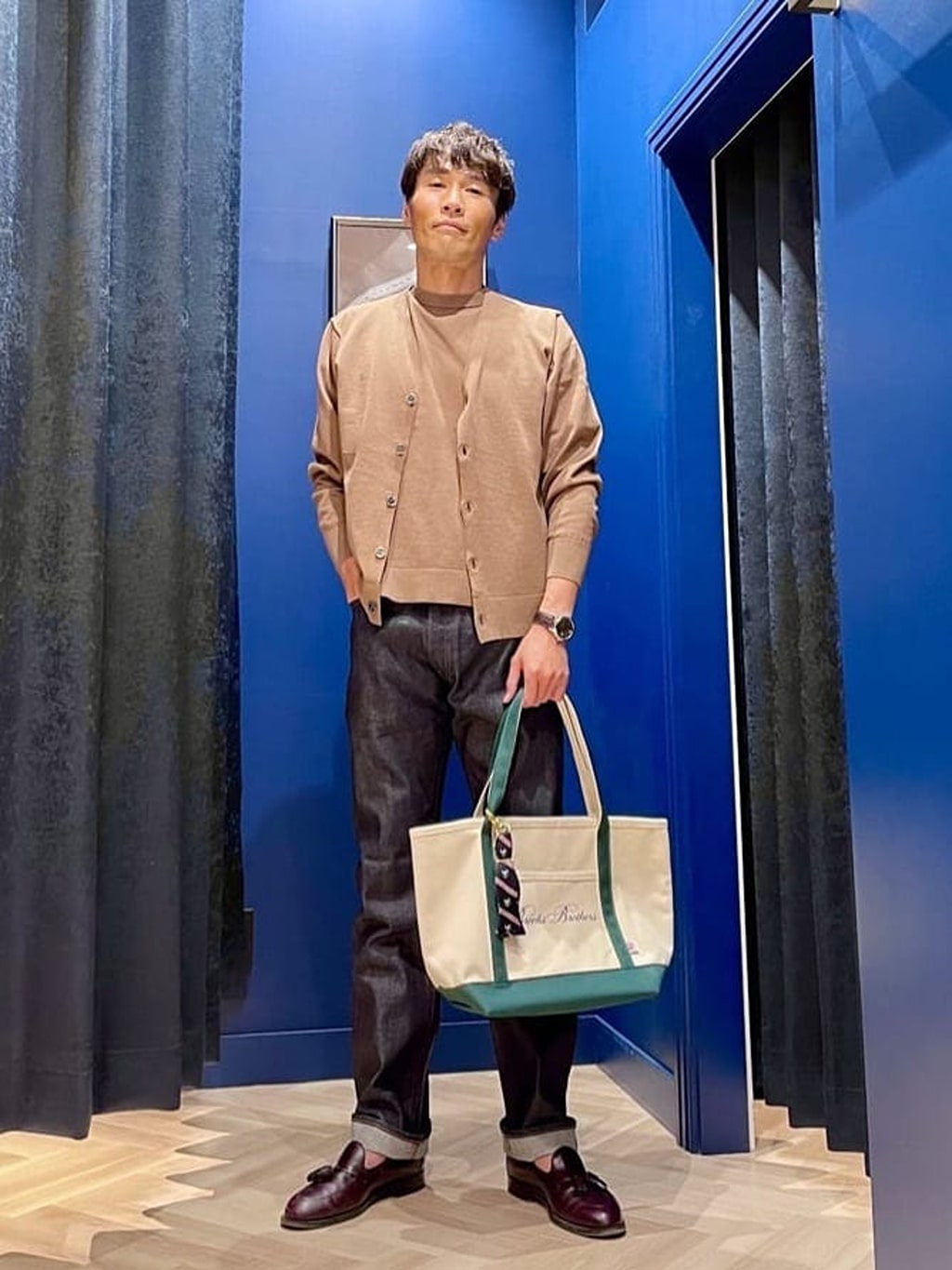 オンライン限定アイテムのとコットン素材アンサンブルです。

さらさらした生地で春夏を快適にお召しいただける質感です。

シンプルにデニムで合わせると大人らしく無駄のない洗練さが演出できます。

スタッフ身長：180cm
カーディガン着用サイズ：M
セーター着用サイズ：M
デニム着用サイズ：30インチ
※掲載商品以外は私物です