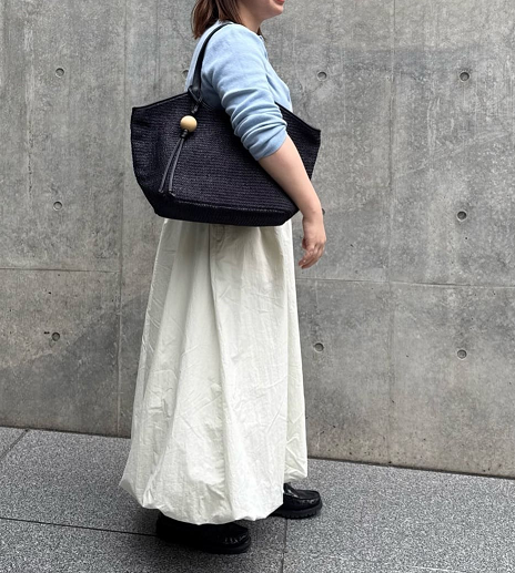 身長：159cm

【russet×BEARDSLEYコラボ第２弾】カゴトートバッグ
カラー：ブラック(Black)

ラシットで毎夏人気のラフィア風カゴバッグ。
ベーシックなデザインのトートバッグに、コラボならではのウッドパーツが映えるアイテムです＾＾

しっかり荷物が入るサイズで、荷物が増えるこれからの時期も安心。
余裕を持って肩がけができるハンドルが嬉しいポイントです！