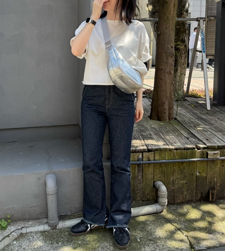 身長：158cm

着用カラー
トップス:ホワイト
バッグ:シルバー

ショート丈のTシャツは着るだけで簡単にスタイルアップ！
袖も長さがあったので少し折ってみました。
Tシャツスタイルはコーディネートがシンプルになりがちなのでシルバーのバッグをアクセントに。